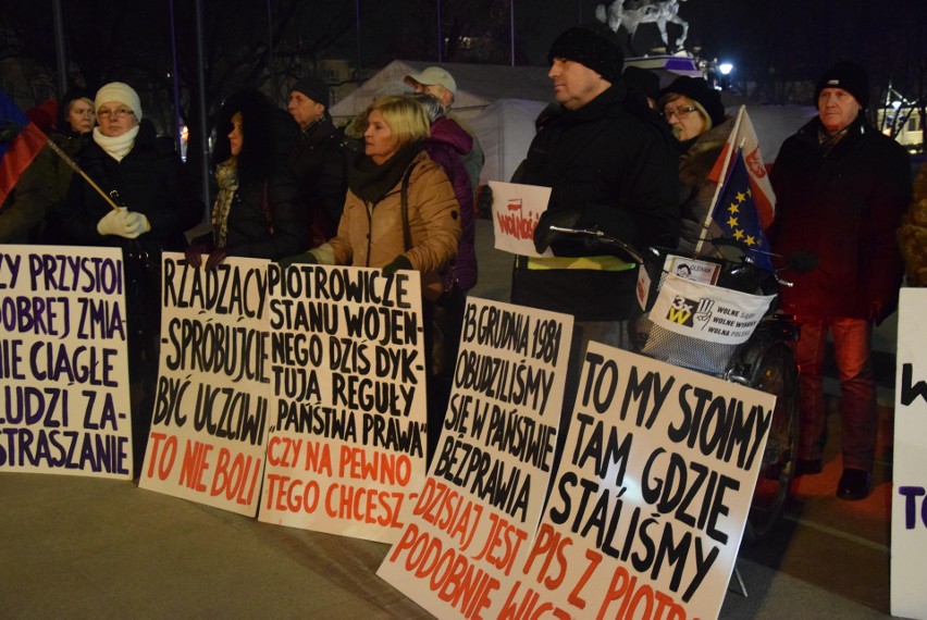 Manifestacja KOD-u w Lublinie przeciw autorytarnej władzy. „13 grudnia – powtórka z historii” (ZDJĘCIA)