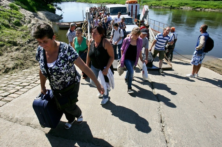 Podróż pociągiem z przygodami. Trzeba przesiąść się na prom (ZDJĘCIA)