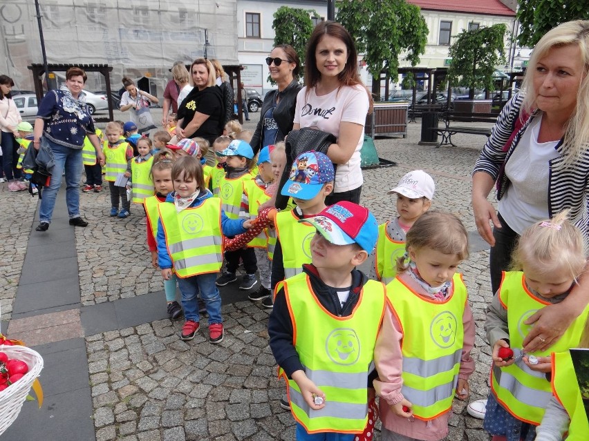 Maluszki ze Żłobka Miejskiego Iskierka z wizytą u prezydenta Skierniewic Krzysztofa Jażdżyka [ZDJĘCIA]