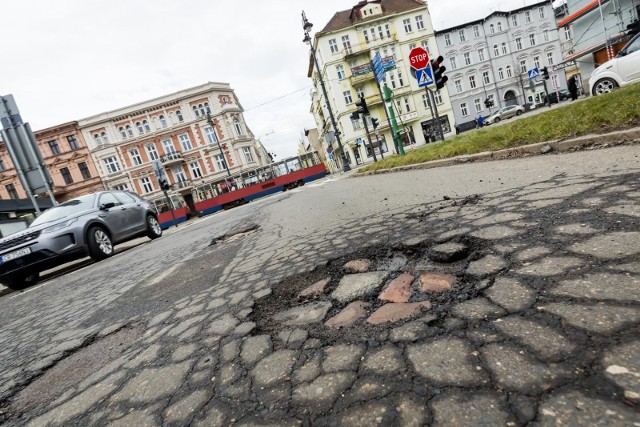 Łatanie dziur już się zaczęło. Na zdjęciu - Al. Mickiewicza