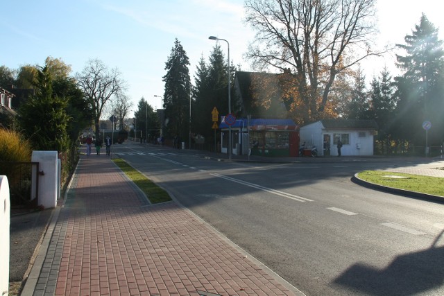 Kamień Pomorski: Budują drogi i światłowodyTak prezentuje się zmodernizowany w roku ubiegłym fragment ul. Wolińskiej w Kamieniu. W tym roku gmina wyremontuje kolejny odcinek.