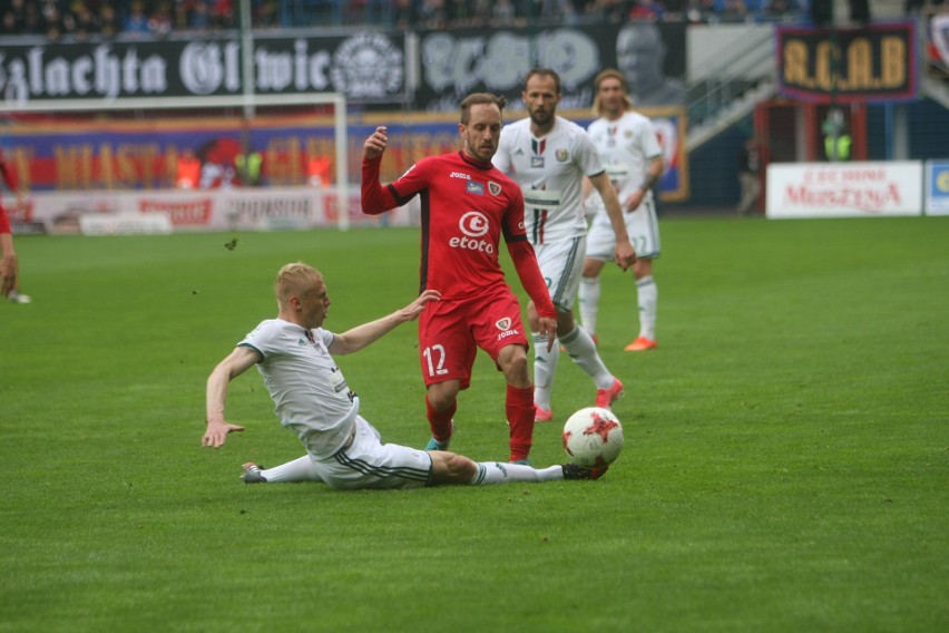 Piast Gliwice - Śląsk Wrocław 2:0. Kibice Śląska wyszli ze stadionu RELACJA + ZDJĘCIA + OPINIE