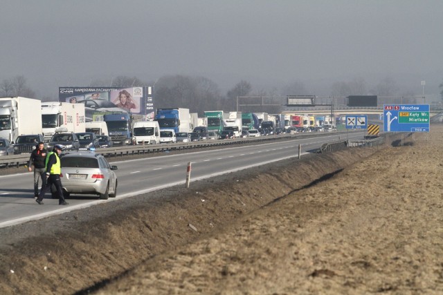 Popularność zyskały ostatnio niskoprocentowe piwa, które mają nieco ponad 3% alkoholu. Pojawiła się więc plotka, że to piwa dla kierowców.W Polsce osoba, która prowadzi samochód w stanie po spożyciu alkoholu, co oznacza 0,2-0,5‰ alkoholu we krwi, popełnia wykroczenie i naraża się na utratę uprawnień do kierowania pojazdem oraz karę grzywny lub aresztu. Oprócz tego, jeśli w takiej sytuacji spowoduje kolizję, będzie musiała samodzielnie pokryć koszty odszkodowania. Jeszcze poważniejsze konsekwencje czekają kierowcę siadającego za kierownicą w stanie nietrzeźwości (powyżej 0,5‰ alkoholu we krwi). Wtedy jego czyn określany jest już jako przestępstwo i grozi za to do dwóch lub jeśli dana osoba była już za to skazana – do pięciu lat więzienia. Przeciętnie nasz organizm potrzebuje 3 godzin na spalenie 20-30 g czystego alkoholu - etanolu. 50 g wódki to 20g etanolu 100 ml wina to 12g etanolu 0,5 l piwa to 25g etanoluJak powinien zachować się kierowca podczas nawałnic? "Autostrada jest pułapką".źródło: TVN Turbo/x-news