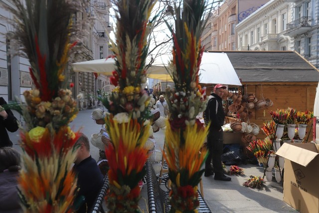 Od nowego tygodnia dzieci z klas I-III szkół podstawowych znów będą uczyły się zdalnie. Już od soboty (20 marca) ponownie zamykają się hotele, instytucje kultury i obiekty sportowe. Działalność galerii handlowych ograniczy się do punktów spełniających najważniejsze potrzeby (to m.in. sklepy spożywcze, apteki i drogerie). Rząd rozszerza zatem regionalne dotąd obostrzenia (z województw: pomorskiego, warmińsko-mazurskiego, lubuskiego i mazowieckiego) na całą Polskę – z terminem do 9 kwietnia. Sprawdziliśmy, jakie plany nowy lockdown pokrzyżuje w Łódzkiem. Co z jarmarkami wielkanocnymi w Łodzi, premierami teatrów, saunami na łódzkiej Fali...? Kościoły w całym kraju pozostają otwarte (przy limicie 15 metrów kwadratowych powierzchni świątyni na jednego wiernego).>>> Czytaj dalej przy kolejnej ilustracji >>>