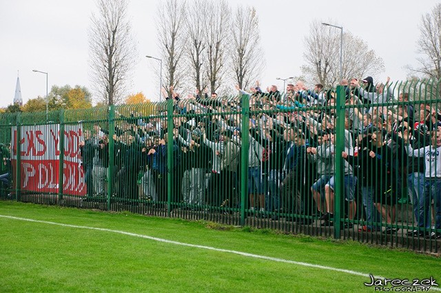 Zarówno kibice Pelikana jak i Łódzkiego Klubu Sportowego pojawili się na łowickim obiekcie by wspierać mierzące się w ramach 13. kolejki trzeciej ligi zespoły.