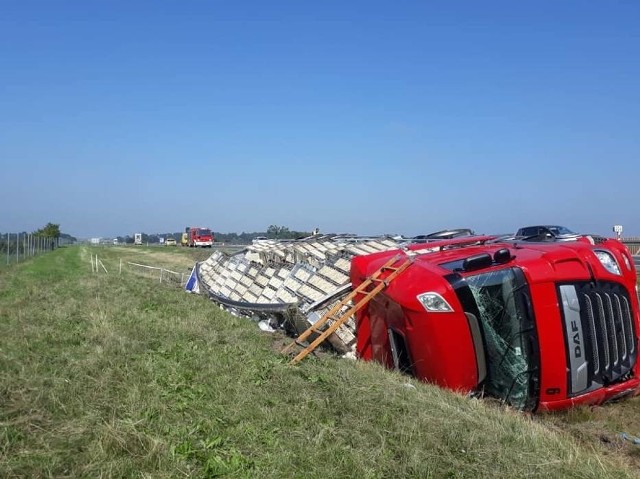 W czwartek na autostradzie A2 doszło do wypadku. Na wysokości Targowej Górki przewróciła się ciężarówka wioząca kurczaki.