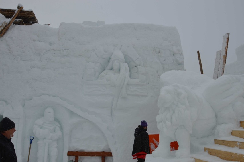 Zakopane. Zrobili gigantyczny śnieżny labirynt i śnieżny zamek [ZDJĘCIA, WIDEO]