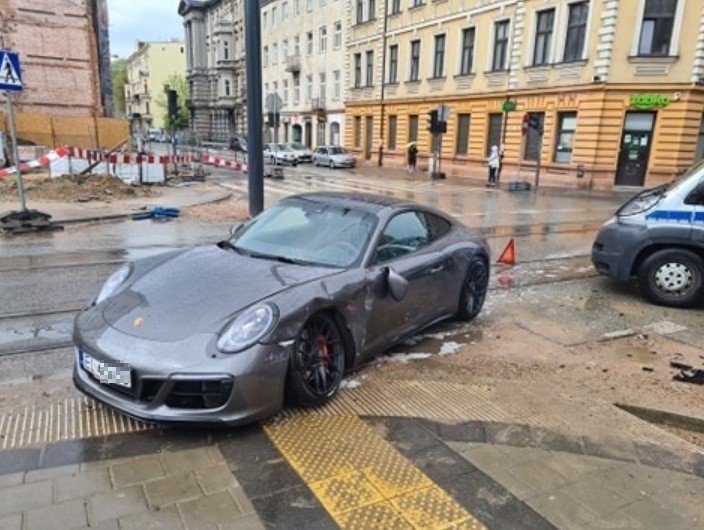 Groźny Wypadek W Centrum Łodzi. Porsche Zderzyło Się Z Busem Zdjęcia | Express Ilustrowany