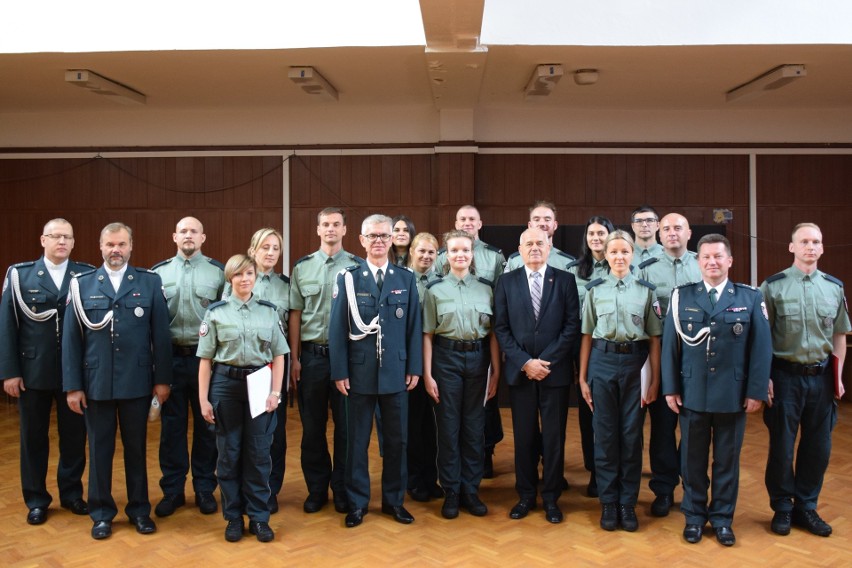 Ślubowanie nowych funkcjonariuszy w podlaskiej KAS. W szeregi Służby Celno-Skarbowej wstąpiło 14 nowych mundurowych