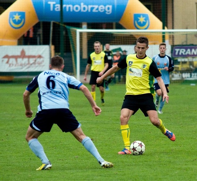 Tomasz Ciećko (z piłką) wierzy w pomyślny dla Siarkowców finał sezonu.