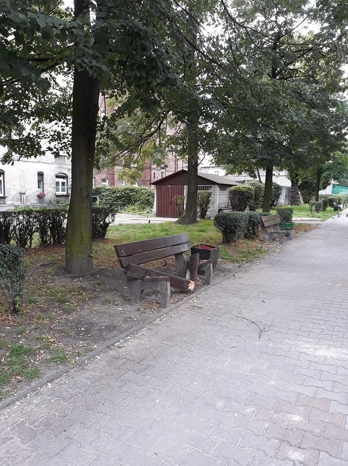 Zniszczone ławki w Katowicach Szopienicach. Ktoś porąbał je siekierą na Skwerze Haliny Lerman