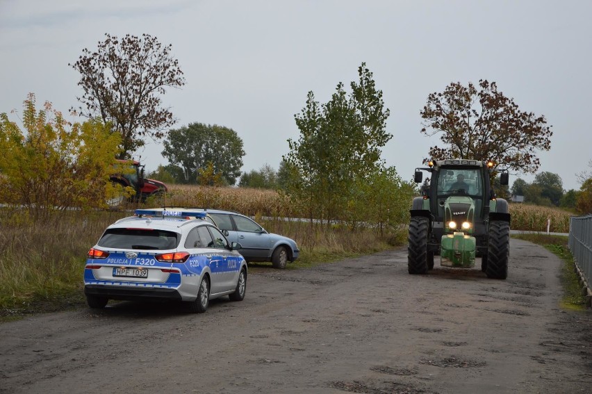 Protesty rolników w Łódzkiem. Rolnicy z Agrounii zostali zablokowani przez policję [ZDJĘCIA]