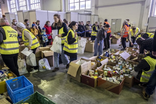 Na Międzynarodowych Targach Poznański w ostatnim czasie został uruchomiony Centralny Punkt Zbiórki Darów dla Ukrainy. Jest on zlokalizowany w pawilonie nr 4 i jest czynny od poniedziałku do piątku (godz. 12-19) oraz w soboty (godz. 10-16). Przez cały czas w punkcie pracują wolontariusze, którzy segregują paczki i wydają najpotrzebniejsze produkty uchodźcom z Ukrainy, którzy uciekli przed wojną. Punkt funkcjonuje przy współdziałaniu Caritas Poznań, Fundacji In_Spire, Grupy MTP, Związku Harcerstwa Rzeczypospolitej oraz Miasta Poznań.Zobacz kolejne zdjęcie --->