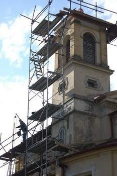 Na dawnej kaplicy Potulickich trwa naprawa wieży i wymiana poszycia dachu