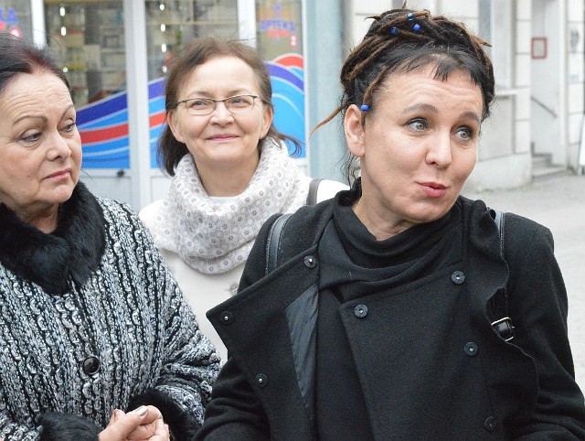 Pisarka Olga Tokarczuk na Starym Rynku w Zielonej Górze, 30 marca 2017 r.