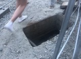 Wielka dziura w ziemi na Starym Rynku w Poznaniu. Wpadł do niej mężczyzna. Jest odpowiedź PIM