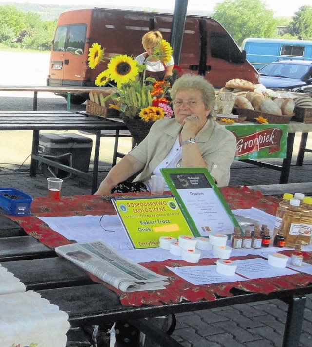 Sobotni targ -  stragany pod wiatą w Krzeszowicach