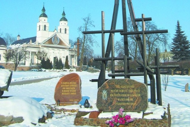Pomnik Zesłańców Sybiru w Sokółce &#8211; na największym krzyżu znajdują się nazwy  12 miejsc zsyłki