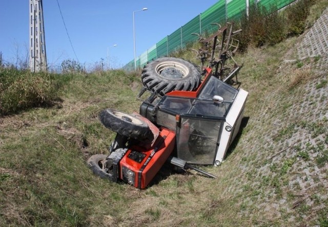 Kradziony traktor został odnaleziony przy trasie w okolicach Jędrzejowa.