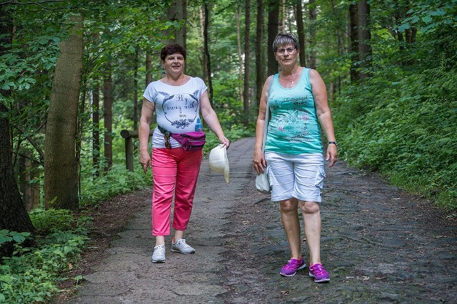 Od lewej: Joanna Skorupa i Zofia Adamczyk z Lublina. Panie uważają, że park jest zaniedbany. Zapewniają, jednak, że wrócą do Krynicy-Zdroju, żeby przespacerować się na Górę Parkową odnowionymi alejkami.