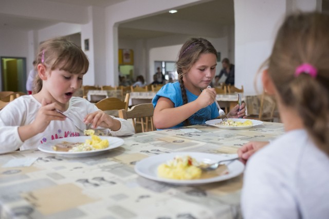 Przeładowane programy nauczania sprawiają, że dzieci spędzają w szkole coraz więcej czasu. Posiłek w środku dnia jest bardzo ważny.