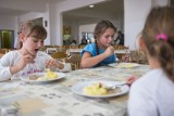 Dłuższe przerwy w szkołach na posiłek i obowiązkowe jadalnie!