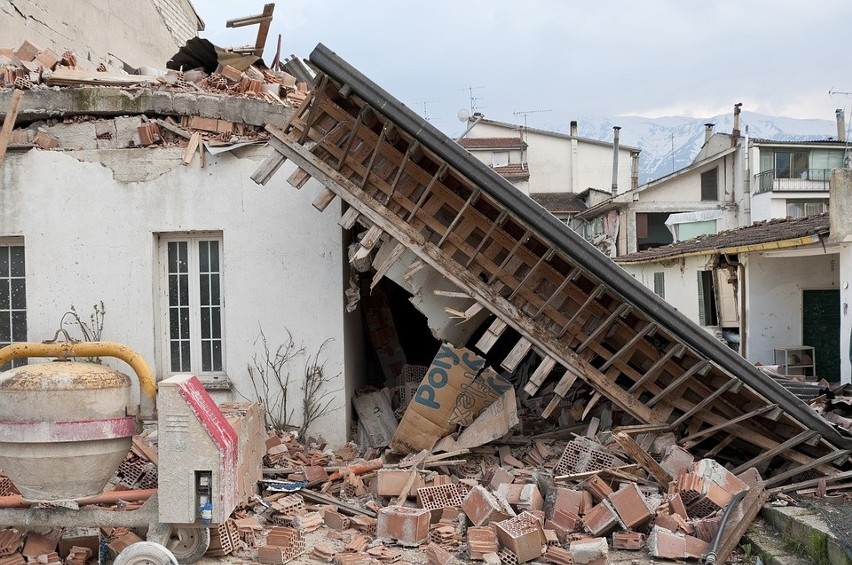Silne trzęsienie ziemi w Indonezji. Setki zabitych i rannych. Miasto Pelu na wyspie Celebes zniszczone [MAPA, WIDEO]