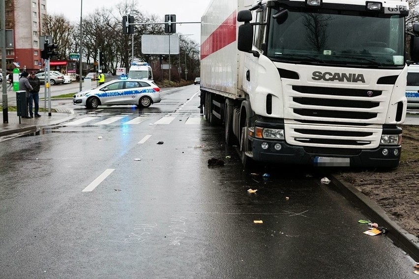 Wypadek na ul. 26 kwietnia. Ciężarówka potrąciła pieszą. Kobieta zmarła w szpitalu [ZDJĘCIA]
