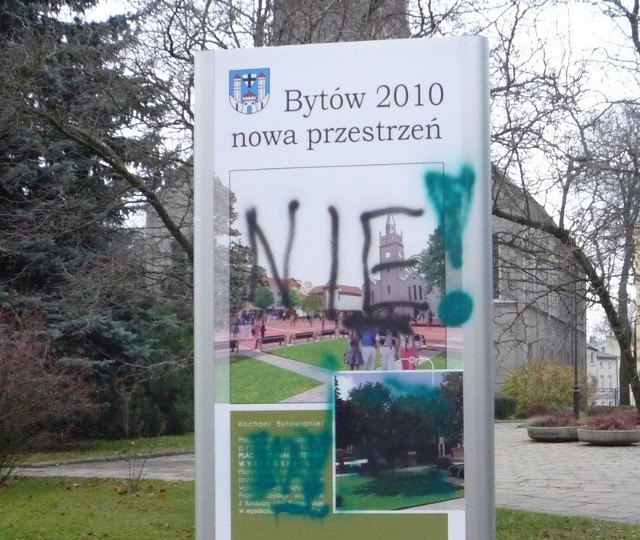 Zniszczona tablica w centrum Bytowa