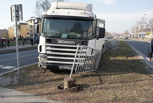 Policjanci drogówki sprawdzili stan trzeźwości kierujących ciężarówkami. Mężczyźni byli trzeźwi. Jak ustalili funkcjonariusze obaj kierowcy ciężarówek w momencie zdarzenia przekroczyli dozwoloną prędkość. Policjanci zatrzymali im prawa jazdy.