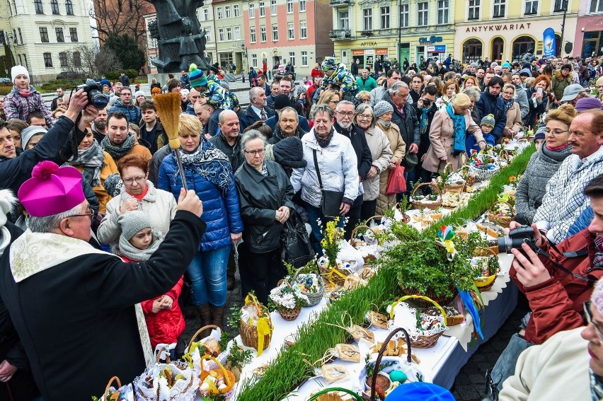 Biskup Tyrawa poświęcił pokarmy. Bydgoska Święconka 2016 na Starym Rynku