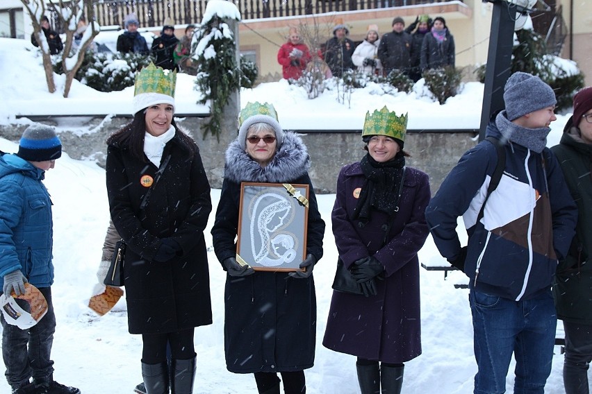 Bobowa. Kilkusetosobowy orszak który poprowadzili Trzej Królowie zmierzał do szopki betlejemskiej