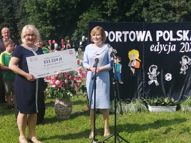 Od lewej: Burmistrz Katarzyna Kondziołka  odbiera symboliczny czek  od Anny Krupki, wiceminister kultury, dziedzictwa narodowego i sportu.