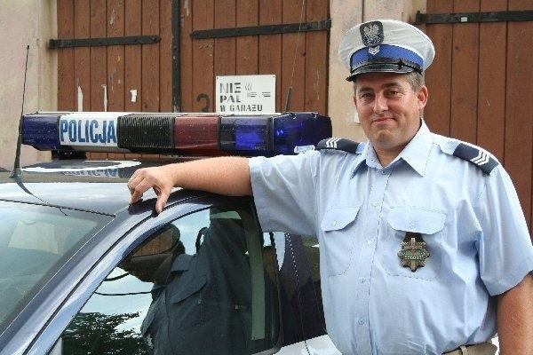 Sierż. sztabowy Dariusz Szulc bardzo lubi  samochody. Pracując w drogówce  praktycznie większość czasu spędza w  policyjnych samochodach lub na  motocyklach.