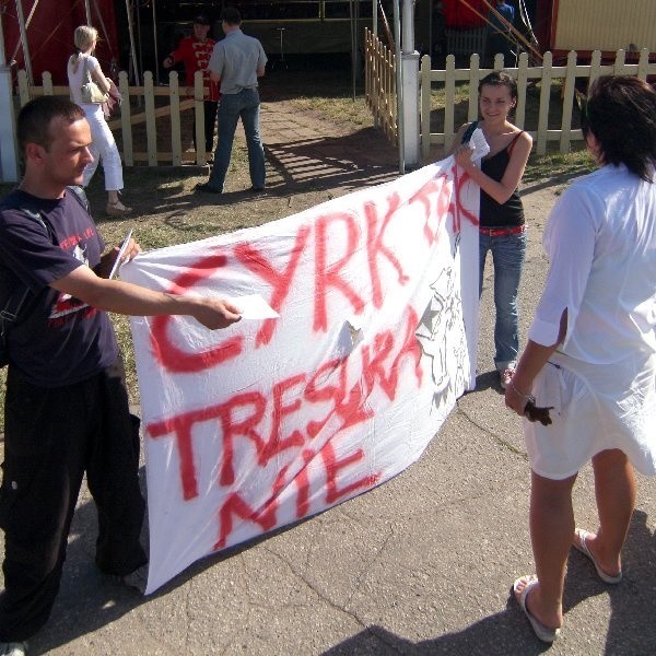 Demonstranci stoją przed samym wejściem do &#8222;Beroliny&#8221;