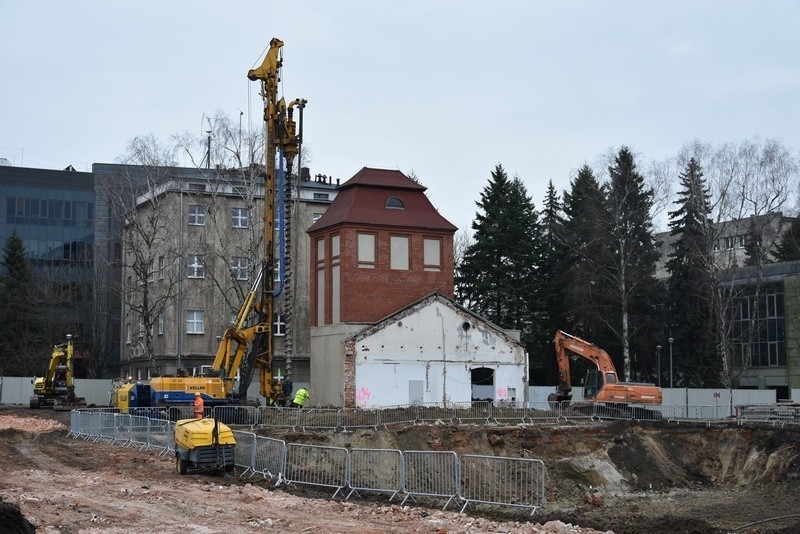 Budowa rozpoczęła się od prac ziemnych. Powstaje wykop pod...