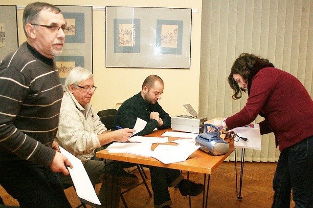 Na zdjęciu (od lewej): Jan Jabłoński, dyrektor Włocławskiego Ośrodka Edukacji i Promocji Kultury, Adam Pawlikowski i Piotr Pałucki oraz Barbara Czarna.