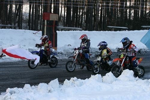 Start do wyścigu w kategorii do ośmiu lat. Spod taśmy ruszają (od lewej): Wojciech Fajfer, Niemka Cindy Weber, Jacek Fajfer i Wiktor Jasiński.