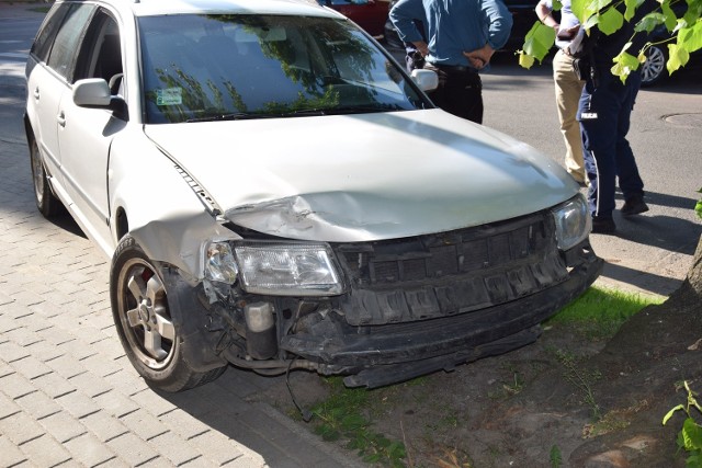 W środowe popołudnie na ulicy 28 Lutego doszło do czołowego zderzenia dwóch aut osobowych. Z wstępnych ustaleń wynika, że sprawca kolizji był kierowca renault, który z ulicy 28 Lutego skręcał w lewo w ulicę Wiśniową. Nie zauważył najwyraźniej, że z naprzeciwka w stronę centrum Szczecinka jedzie volkswagen passat. Uderzenie było dość silne, mocniej ucierpiał passat, który ma rozbity przód. Renault obity prawy błotnik. Nikt z podróżujących nie ucierpiał.
