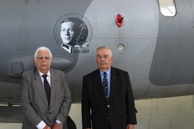 Maciej Skarżyński (po lewej) przy wizerunku swego ojca naniesionym na kadłub CASY C-295