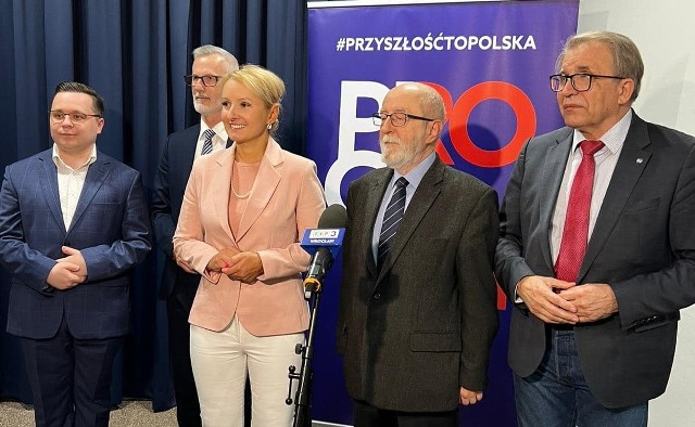 Konferencja prasowa wrocławskich posłów i samorządowców na temat nowych postulatów Prawa i Sprawiedliwości.