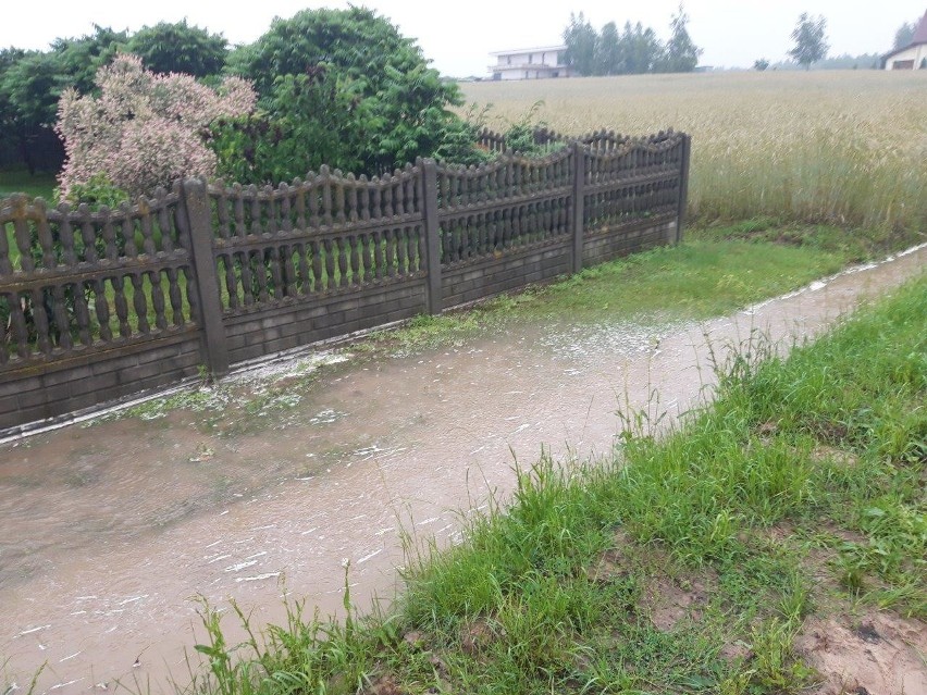 Zalane drogi i posesje w powiecie radomskim. Trudna sytuacja w gminie Jastrzębia