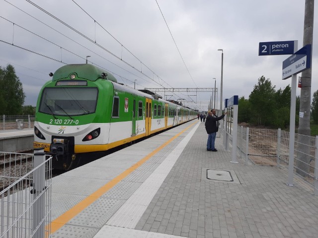 Na zbudowany od nowa przystanek kolejowy w Bartodziejach wjechał we wtorek pierwszy kursowy pociąg Kolei Mazowieckich. To już tylko 19 kilometrów do Radomia, skąd pierwsze pociągi na budowanej trasie do Warszawy mają pojechać już w czerwcu.Wszyscy, którzy przyglądają się gruntownie modernizowanej trasie, po której w przyszłości będą jeździły pociągi z szybkością 160 kilometrów na godzinę przyznają, że tempo prac nabrało w ostatnim czasie przyspieszenia. Na wszystkich odcinkach, w tym radomskich widać dziesiątki maszyn, setki pracowników zajmujących się budową torów, urządzeń kolejowych, montujących sieci trakcyjne, albo prowadzących prace w otoczeniu trasy kolejowej.Na kolejnych slajdach zobacz jak wygląda zmodernizowana, a właściwie zbudowana od nowa trasa oraz nowe przystanki.