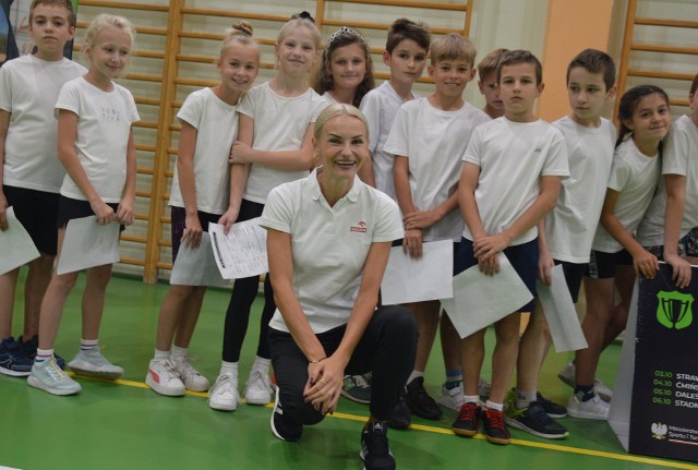 Gwiazda sportu, lekkoatletka Justyna Święty - Ersetic z młodzieżą uczestniczącą w turnieju w szkole w Stadnickiej Woli