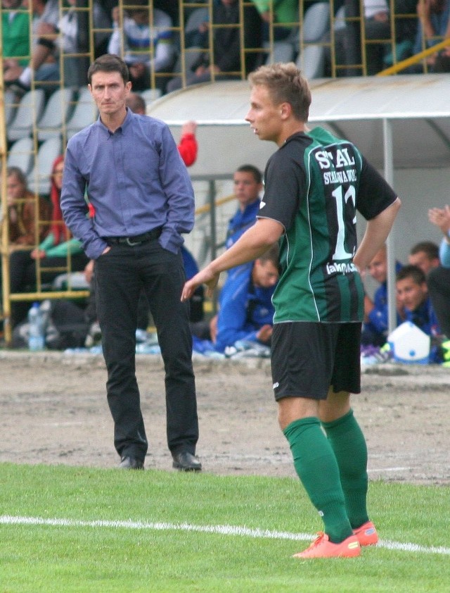 Trener drugoligowych piłkarzy Stali Stalowa Wola, Mirosław Kalita (z lewej, obok Tomasz Majowicz) zapowiada niespodzianki w wyjściowym składzie swojej drużyny na sobotni mecz z Puszczą Niepołomice.