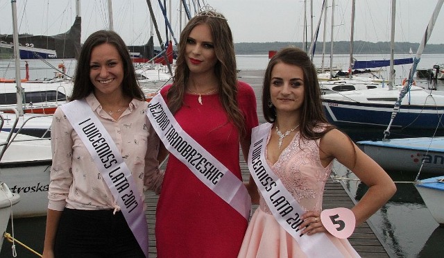 Od lewej: I Wicemiss Jeziora Tarnobrzeskiego 2017 - 20-letnia Paulina Szałaj z Żabna (powiat stalowowolski), Miss Jeziora Tarnobrzeskiego 2017 - 23-letnia Andżelika Łach z Cikowic koło Bochni (województwo małopolskie), II Wicemiss Jeziora Tarnobrzeskiego 2017 - 20-letnia Liudmyla Miakush z Iwanofrankowska (Ukraina), studiująca w Tarnobrzegu.