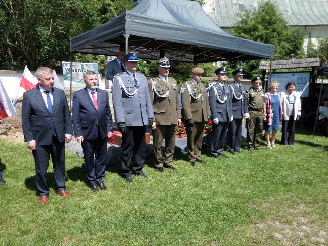 Podczas uroczystości wręczono pamiątkowe medale „Przyjaciela gminy Waśniów”, które odebrali senator Jarosław Rusiecki, poseł Andrzej Kryj, komendant komisariatu w Kunowie Mariusz Wiączek, pułkownik Jarosław Molisak, major Marcin Kaczmarczyk, podpułkownik Grzegorz Kobylarz, major Krzysztof Oszczudłowski, Jerzy Brożyna, Grażyna Szkonter oraz Teresa Piwnik.