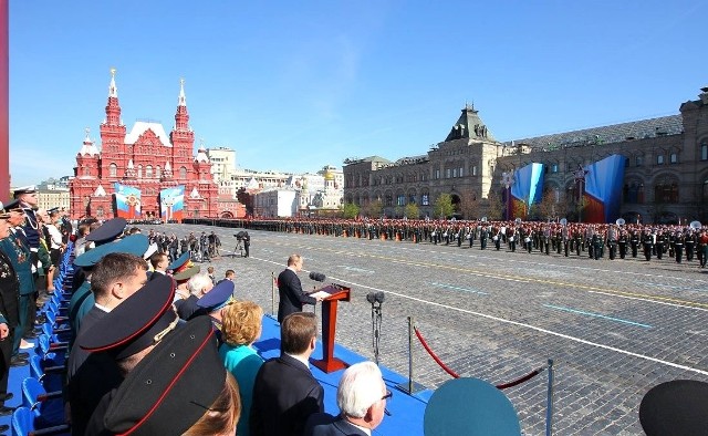 9 maja 2013 Wiadomości TVP i Fakty TVN rosyjską paradę z Putinem świętując tzw. „dzień zwycięstwa” - jedno z najważniejszych propagandowych wydarzeń Rosji
