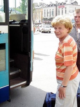 -	Sytuację można zrozumieć, bo takie katastrofy zdarzają - mówiła Teresa Misztal, przesiadając się z pociągu do autobu-su.