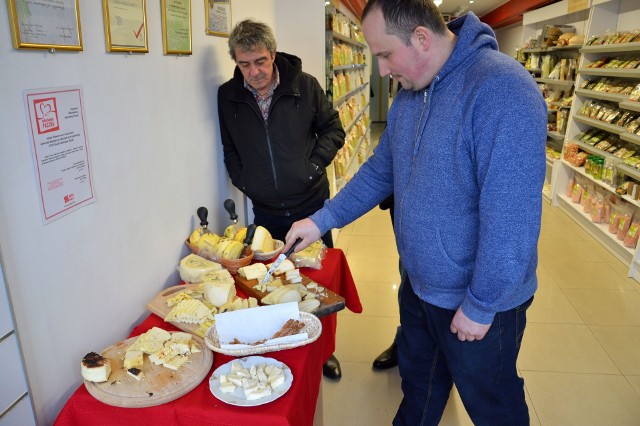 Z lewej Claudio - właściciel Italser, zrobił degustację włoskich serów wyprodukowanych z polskiego mleka w Łazowie